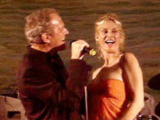 Michael Bolton Serenades Nicollette Sheridan