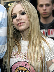 Avril Lavigne Announces Tour
