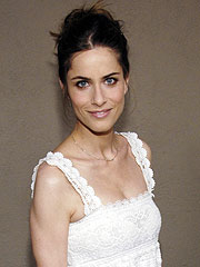 Amanda Peet Tries to Beat Muffin Top
