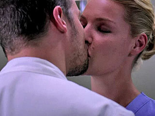 Grey’s: Yang Skips Meredith & Smooches Hunt