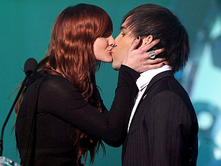 What Trouble? Pete and Ashlee Make Out on Stage