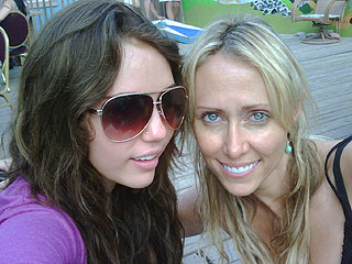PHOTO: A Nose Piercing for Miley Cyrus