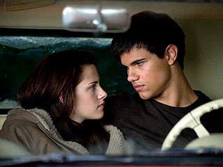 VIDEO: Taylor Lautner & Robert Pattinson's Abs Ignite New Moon Frenzy at Comic-Con