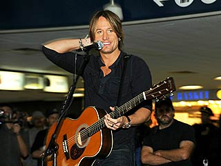 Keith Urban Performs a Surprise Concert – In a Train Station