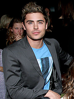 Zac Efron Dines Out Outdoors in Chicago