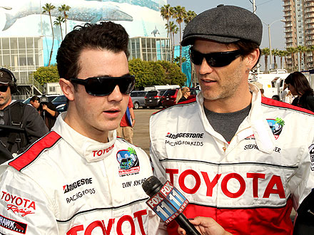 Chat Live with Kevin Jonas & Stephen Moyer
