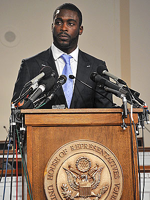 Michael Vick Supports Anti-Dogfighting Measure