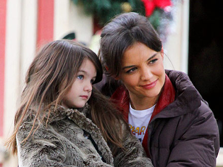 Suri  Katie Holmes on Katie Holmes And Suri Cruise S Mother Daughter Flea Market Day   Katie