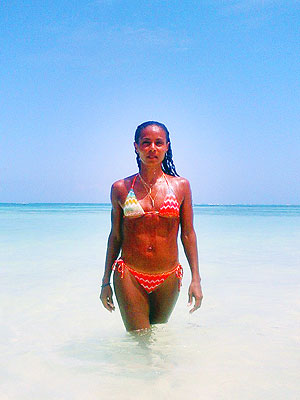 Jada Pinkett Smith Tweets Sexy Bikini Photo
