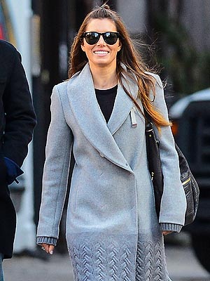 Jessica Biel Bares Her Bling During Bakeshop Stop