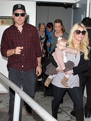 Jessica Simpson Pregnant? She Lands in L.A. Amid Speculation: Photo