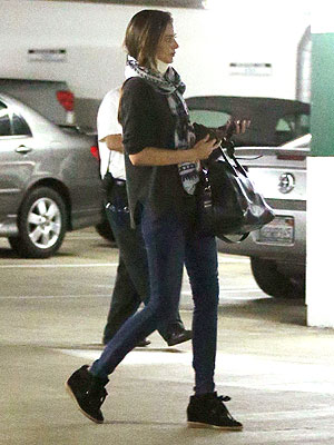 Miranda Kerr Rear-Ended, Wears Neck Brace