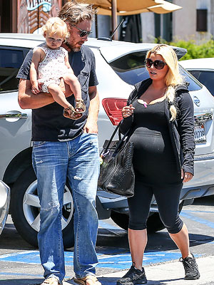Pregnant Jessica Simpson and Family Step Out for Lunch