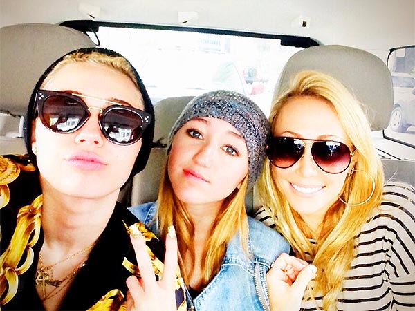 Miley Cyrus Tweets Family Photo After Parents' Divorce