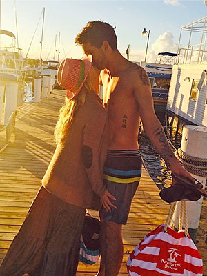 Kaley Cuoco and Ryan Sweeting Pack on the PDA in the Bahamas