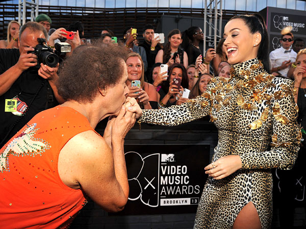 Katy Perry & Richard Simmons Pose Together on VMAs Red Carpet