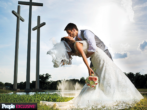 See Jill and Derick Dillard's Romantic Wedding Kiss