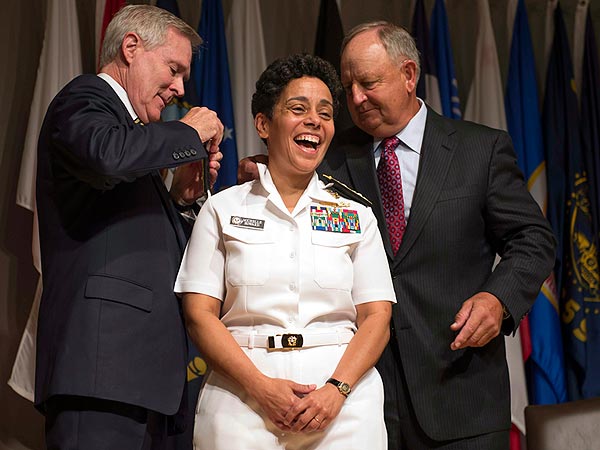 Admiral Michelle Howard Becomes Highest Ranking Female Officer In Us Navy History Military 