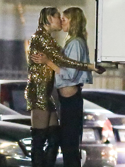 Miley Cyrus Kisses Victorias Secret Model Stella Maxwell Victorias