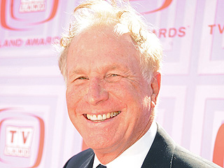 Wayne Rogers, Actor Who Played M.A.S.H.'s Trapper John, Dies at 82