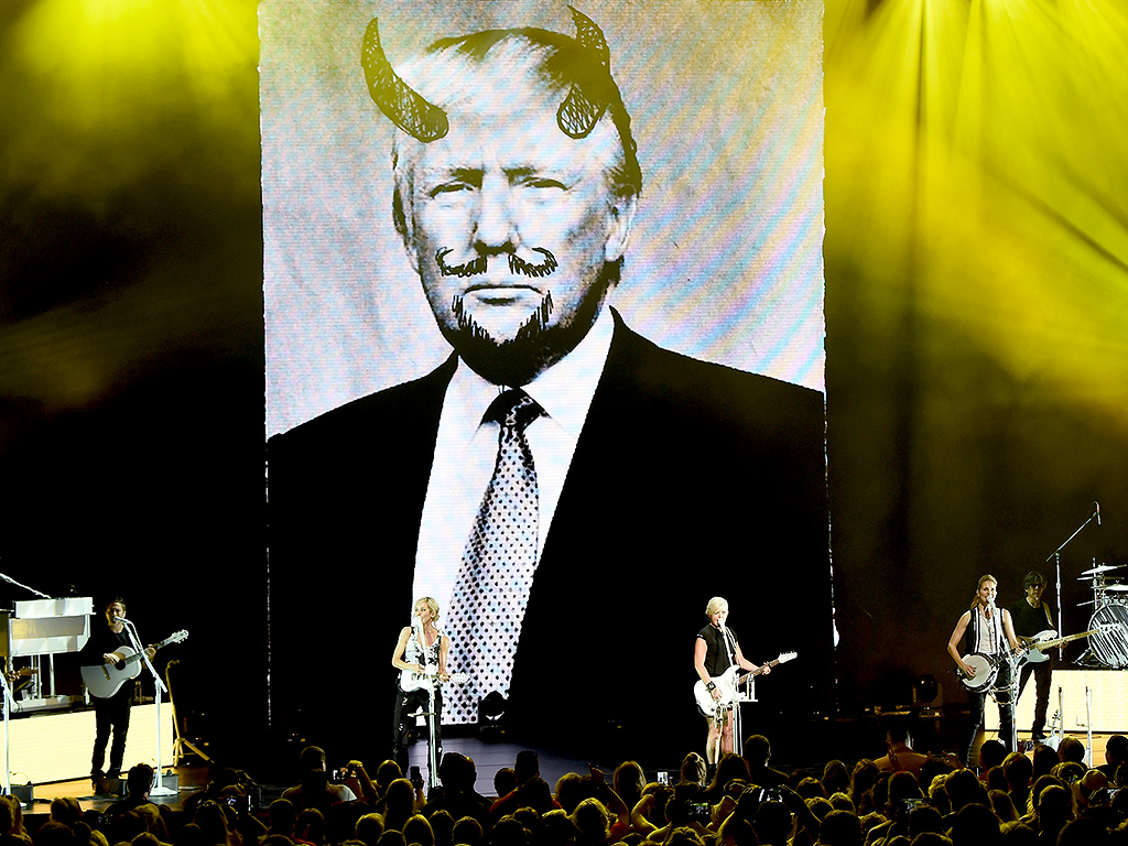 The Dixie Chicks Mock Donald Trump in Concert with a Devil-Horned Photo of the Presidential Hopeful,Dixie Chicks, Donald Trump,trump rally
