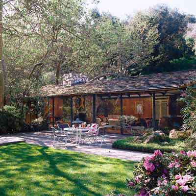 Plate glass windows to showcase yard and landscape