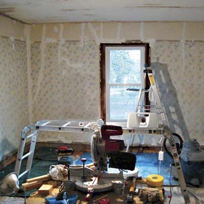 bungalow's living room before remodel