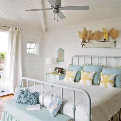 mix of vintage and new design elements in this warm bedroom