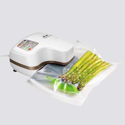 vacuum sealer sealing asparagus