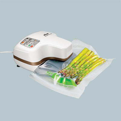 oliso frisper freshkeeper vacuum sealing plastic bag of asparagus