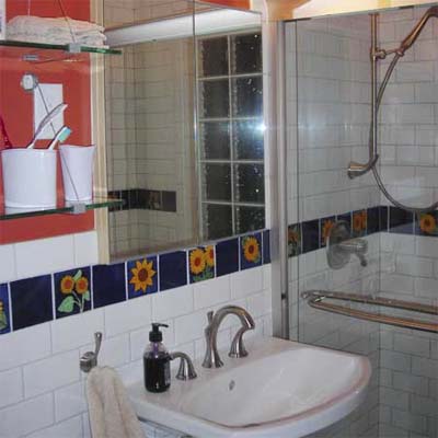 bathroom with flower tile trim