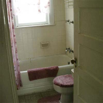 small outdated bathroom