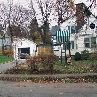 house with disconnected one car garage