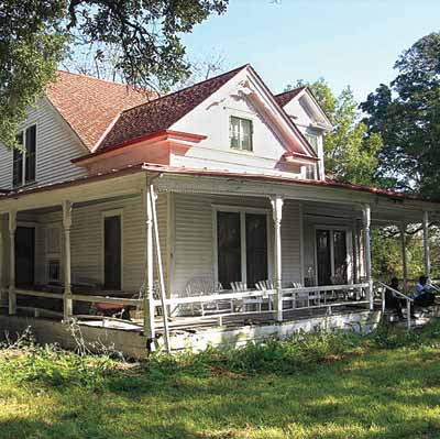 rundown farmhouse before remodel