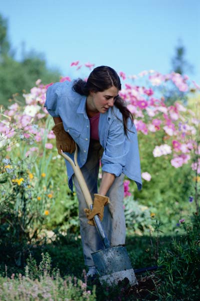 DIY calorie burners woman digging a garden bed