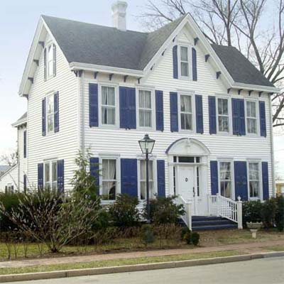 an old Federal style house in Smyrna, Delaware