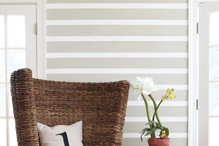 room with stippled stripes paint effect