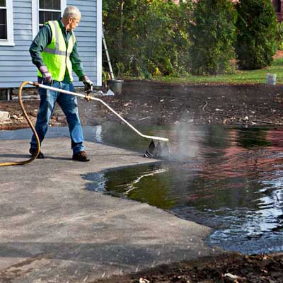 Apply the Bitumen to Install a Low-Maintenance, All-Gravel Driveway