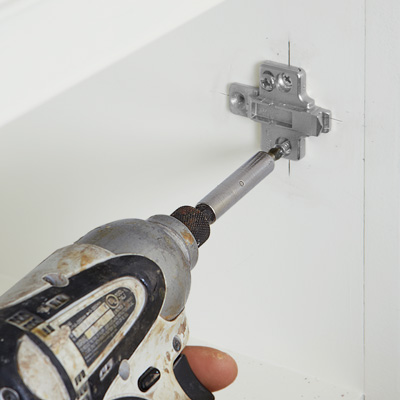 install mounting plate, installation of euro style cabinet hinges