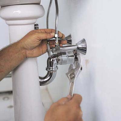 Connecting the pipes of a pedestal sink