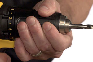 adjusting the keyless chuck